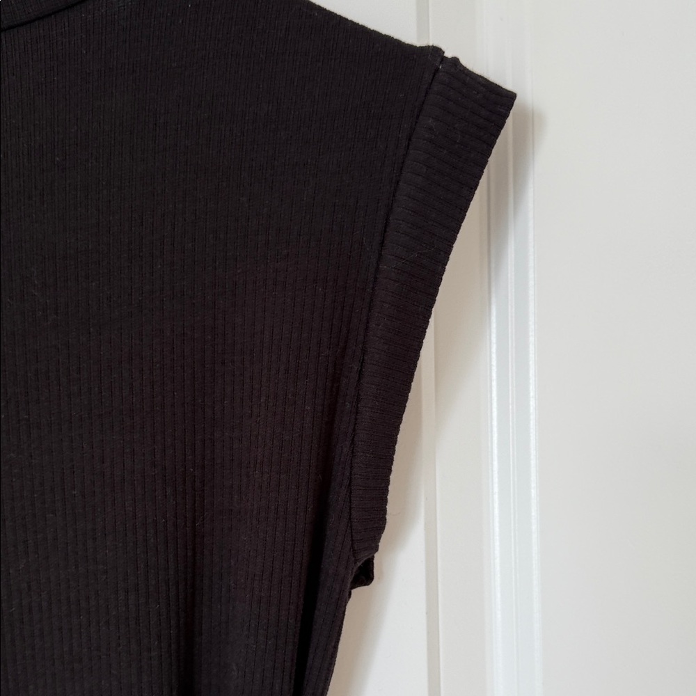 Chic Black Midi Dress with Belt - Picture 5 of 7